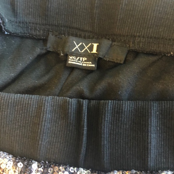 Black and sliver Sequence shorts - Picture 2 of 3